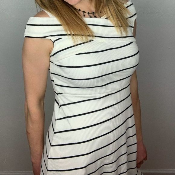 Off Shoulder Dress - Picture 3 of 7